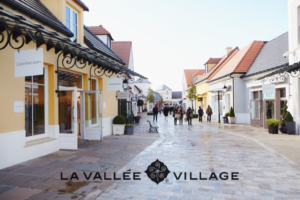 la vallee village avec logo